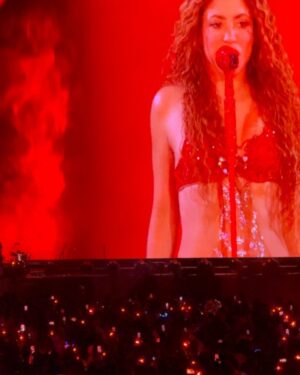 Luciana Sismondi Instagram - Escucho a @shakira desde niña y he cantado todas sus canciones, coleccionado cada álbum y por fin se me hizo verla en México con mis amigas!!!
Larga vida a esa música con las que nos identificamos en cada etapa de la vida, que nos pone la piel chinita y nos hace vibrar. 💓