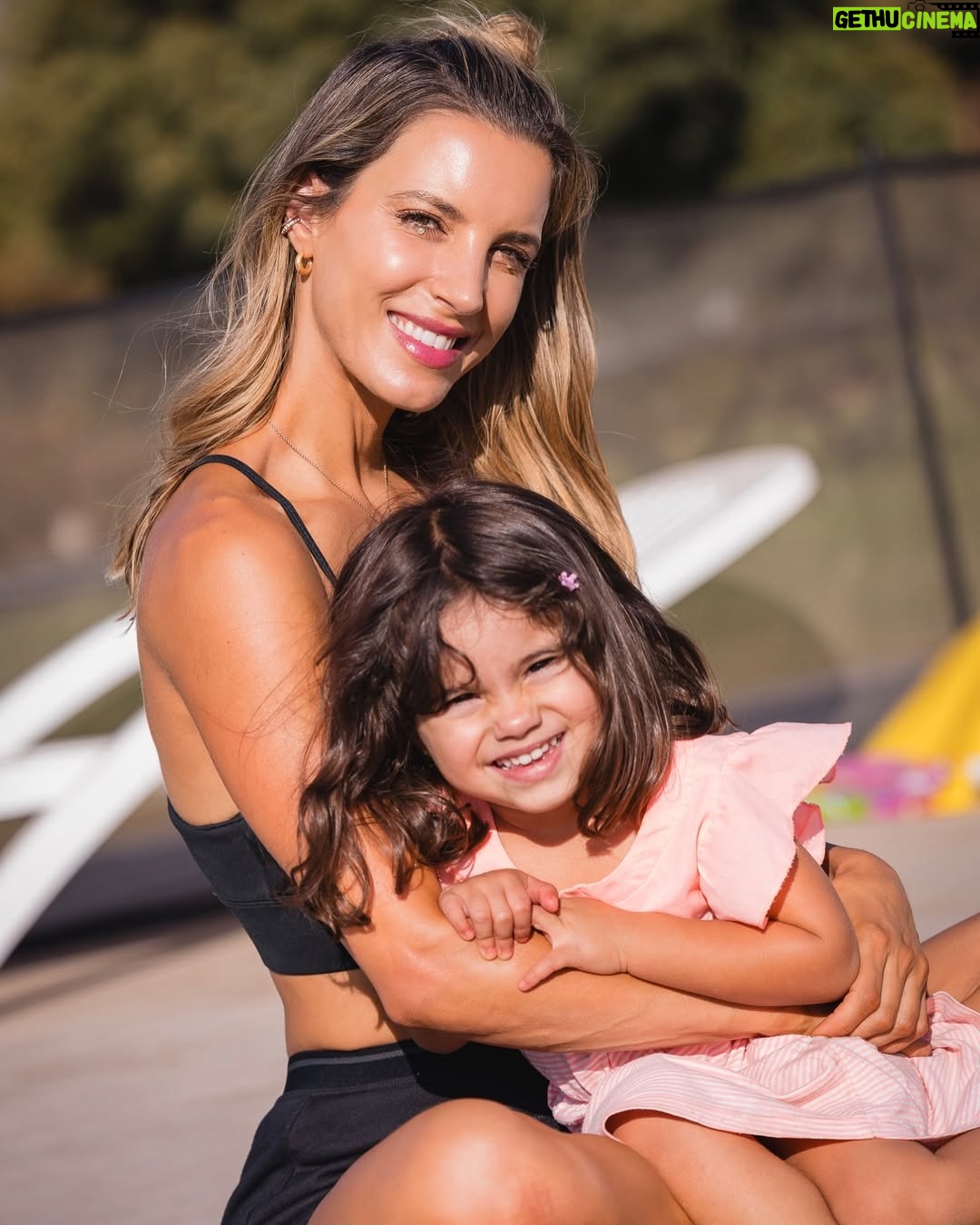 Lucila Vit - 13.5K Likes - Un día como hoy, 6 de abril del 2022 conocí el amor más puro e indescriptible que pueda existir. Mi vida y prioridades cambiaron rotundamente.
3 años más tarde entiendo que todo pasa tan rápido, creciste en un abrir y cerrar de ojos. Te convertiste en mi compañera de aventuras, emociones y ya no recuerdo esa soledad que muchas veces sentí durante años. Amo la familia que logramos formar y estamos todos tan orgullosos de vos Agus…De tu forma de desenvolverte, la dulzura con la que decís las cosas, tus ocurrencias, de tu buen humor y alegría de siempre. De vos intento sacar mi mejor versión y hacer todo lo posible para que seas feliz.
Te amo como nunca pensé amar.. lo digo siempre: “ni mis mejores sueños se comparan a lo que vivo a tu lado todos los días”. Siempre juntas.
Feliz cumple amor de mi vida!! ♥️🎉🥳
(No es casualidad que naciste el día del deporte) 😂