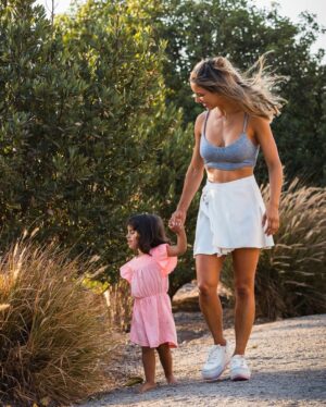 Lucila Vit Instagram - Un día como hoy, 6 de abril del 2022 conocí el amor más puro e indescriptible que pueda existir. Mi vida y prioridades cambiaron rotundamente. 
3 años más tarde entiendo que todo pasa tan rápido, creciste en un abrir y cerrar de ojos. Te convertiste en mi compañera de aventuras, emociones y ya no recuerdo esa soledad que muchas veces sentí durante años. Amo la familia que logramos formar y estamos todos tan orgullosos de vos Agus…De tu forma de desenvolverte, la dulzura con la que decís las cosas, tus ocurrencias, de tu buen humor y alegría de siempre. De vos intento sacar mi mejor versión y hacer todo lo posible para que seas feliz. 
Te amo como nunca pensé amar.. lo digo siempre: “ni mis mejores sueños se comparan a lo que vivo a tu lado todos los días”. Siempre juntas. 
Feliz cumple amor de mi vida!! ♥️🎉🥳
(No es casualidad que naciste el día del deporte) 😂