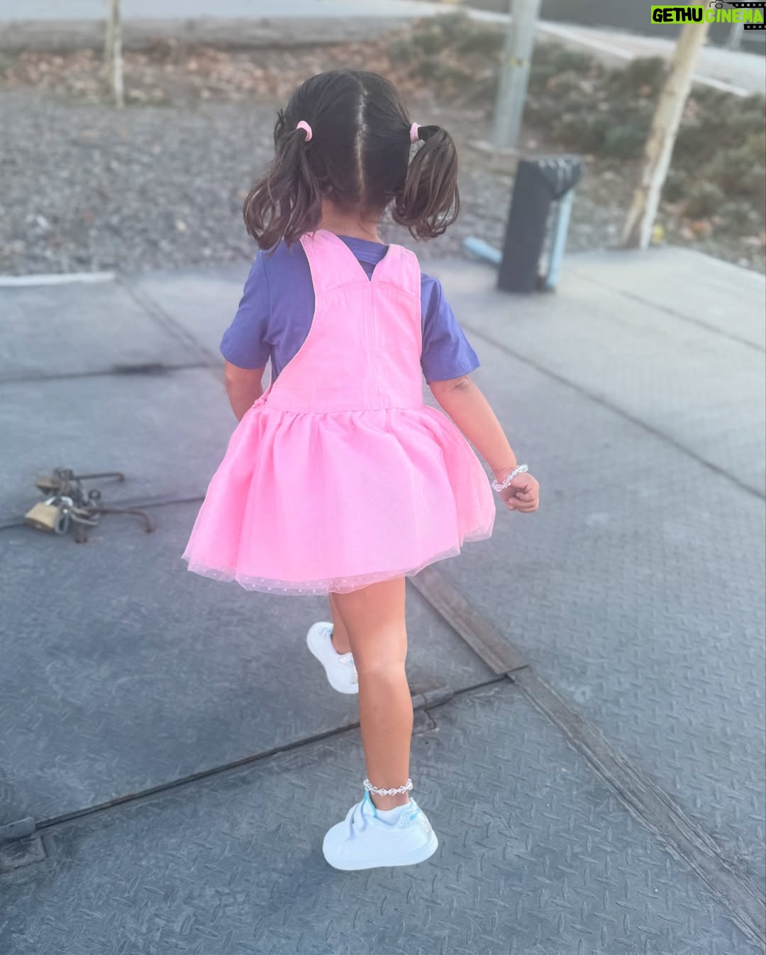Lucila Vit - 13.5K Likes - Un día como hoy, 6 de abril del 2022 conocí el amor más puro e indescriptible que pueda existir. Mi vida y prioridades cambiaron rotundamente.
3 años más tarde entiendo que todo pasa tan rápido, creciste en un abrir y cerrar de ojos. Te convertiste en mi compañera de aventuras, emociones y ya no recuerdo esa soledad que muchas veces sentí durante años. Amo la familia que logramos formar y estamos todos tan orgullosos de vos Agus…De tu forma de desenvolverte, la dulzura con la que decís las cosas, tus ocurrencias, de tu buen humor y alegría de siempre. De vos intento sacar mi mejor versión y hacer todo lo posible para que seas feliz.
Te amo como nunca pensé amar.. lo digo siempre: “ni mis mejores sueños se comparan a lo que vivo a tu lado todos los días”. Siempre juntas.
Feliz cumple amor de mi vida!! ♥️🎉🥳
(No es casualidad que naciste el día del deporte) 😂