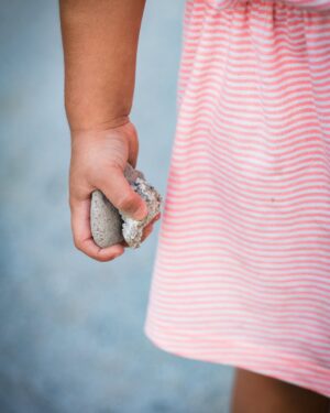 Lucila Vit Instagram - Un día como hoy, 6 de abril del 2022 conocí el amor más puro e indescriptible que pueda existir. Mi vida y prioridades cambiaron rotundamente. 
3 años más tarde entiendo que todo pasa tan rápido, creciste en un abrir y cerrar de ojos. Te convertiste en mi compañera de aventuras, emociones y ya no recuerdo esa soledad que muchas veces sentí durante años. Amo la familia que logramos formar y estamos todos tan orgullosos de vos Agus…De tu forma de desenvolverte, la dulzura con la que decís las cosas, tus ocurrencias, de tu buen humor y alegría de siempre. De vos intento sacar mi mejor versión y hacer todo lo posible para que seas feliz. 
Te amo como nunca pensé amar.. lo digo siempre: “ni mis mejores sueños se comparan a lo que vivo a tu lado todos los días”. Siempre juntas. 
Feliz cumple amor de mi vida!! ♥️🎉🥳
(No es casualidad que naciste el día del deporte) 😂
