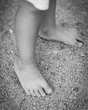 Lucila Vit Instagram - Un día como hoy, 6 de abril del 2022 conocí el amor más puro e indescriptible que pueda existir. Mi vida y prioridades cambiaron rotundamente. 
3 años más tarde entiendo que todo pasa tan rápido, creciste en un abrir y cerrar de ojos. Te convertiste en mi compañera de aventuras, emociones y ya no recuerdo esa soledad que muchas veces sentí durante años. Amo la familia que logramos formar y estamos todos tan orgullosos de vos Agus…De tu forma de desenvolverte, la dulzura con la que decís las cosas, tus ocurrencias, de tu buen humor y alegría de siempre. De vos intento sacar mi mejor versión y hacer todo lo posible para que seas feliz. 
Te amo como nunca pensé amar.. lo digo siempre: “ni mis mejores sueños se comparan a lo que vivo a tu lado todos los días”. Siempre juntas. 
Feliz cumple amor de mi vida!! ♥️🎉🥳
(No es casualidad que naciste el día del deporte) 😂