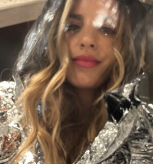 Lucila Vit Instagram - Nunca pensé que iba a decir esto, pero… Caminé con Shakira! Yo tratando de actuar normal mientras por dentro gritaba: “ESTO ESTÁ PASANDO DE VERDAD?”
Fue como un sueño adolescente hecho realidad. Te juro que si mi yo de 15 años me viera, se desmaya con coreografía incluida. Todavía no lo supero…
Ahora contame vos: Con qué artista te morirías de emoción si te tocara caminar, bailar o simplemente respirar el mismo aire? Te leo, y si coincidimos, armamos club de fans 😜

@sonymusicchile #ShakiraXSony