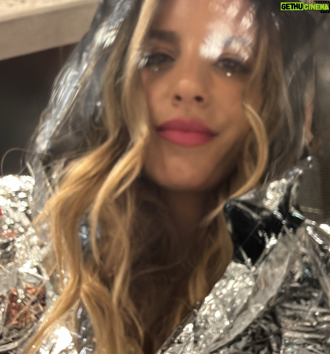 Lucila Vit - 12.4K Likes - Nunca pensé que iba a decir esto, pero… Caminé con Shakira! Yo tratando de actuar normal mientras por dentro gritaba: “ESTO ESTÁ PASANDO DE VERDAD?”
Fue como un sueño adolescente hecho realidad. Te juro que si mi yo de 15 años me viera, se desmaya con coreografía incluida. Todavía no lo supero…
Ahora contame vos: Con qué artista te morirías de emoción si te tocara caminar, bailar o simplemente respirar el mismo aire? Te leo, y si coincidimos, armamos club de fans 😜
@sonymusicchile #ShakiraXSony