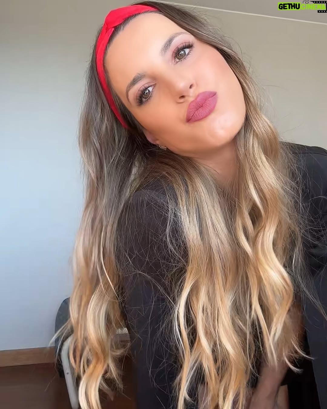 Lucila Vit - 9.2K Likes - Parece increíble que ya han pasado tantos años desde mi llegada a esta hermosa tierra chilena. Recuerdo a esa joven soñadora que bajó de un bus con solo dos monedas en el bolsillo y una maleta repleta de ilusiones... Hoy, esa niña perdida es una mujer que ha visto muchos de esos sueños hacerse realidad.
No tengo más que palabras de gratitud para este país que me recibió con los brazos abiertos, y que me sigue regalando oportunidades y alegrías día a día.
¡Felices fiestas patrias, querido Chile! Gracias por tanto 🇨🇱❤️
#chile #argentina #fiestas #fiesta #party #fiestaspatrias #fiestaspatriaschile #instagram