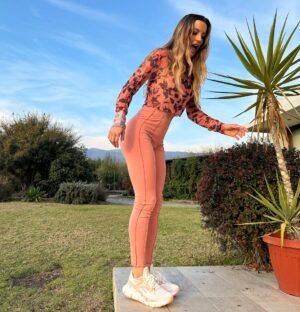Lucila Vit Instagram - Love is in the air 💓

(Me preguntaron muchísimo por mi outfit, todo es de @reebokchile 😜)

#mom #love #pure #amor #instagram #real #maternity #hija