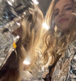 Lucila Vit Instagram - Nunca pensé que iba a decir esto, pero… Caminé con Shakira! Yo tratando de actuar normal mientras por dentro gritaba: “ESTO ESTÁ PASANDO DE VERDAD?”
Fue como un sueño adolescente hecho realidad. Te juro que si mi yo de 15 años me viera, se desmaya con coreografía incluida. Todavía no lo supero…
Ahora contame vos: Con qué artista te morirías de emoción si te tocara caminar, bailar o simplemente respirar el mismo aire? Te leo, y si coincidimos, armamos club de fans 😜

@sonymusicchile #ShakiraXSony