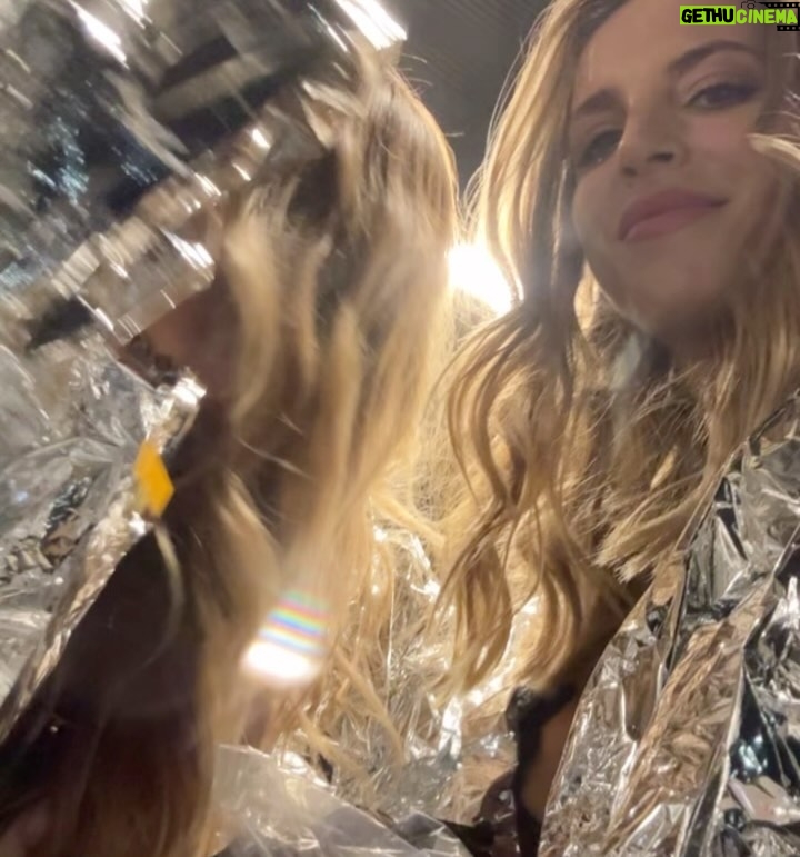 Lucila Vit - 12.4K Likes - Nunca pensé que iba a decir esto, pero… Caminé con Shakira! Yo tratando de actuar normal mientras por dentro gritaba: “ESTO ESTÁ PASANDO DE VERDAD?”
Fue como un sueño adolescente hecho realidad. Te juro que si mi yo de 15 años me viera, se desmaya con coreografía incluida. Todavía no lo supero…
Ahora contame vos: Con qué artista te morirías de emoción si te tocara caminar, bailar o simplemente respirar el mismo aire? Te leo, y si coincidimos, armamos club de fans 😜
@sonymusicchile #ShakiraXSony