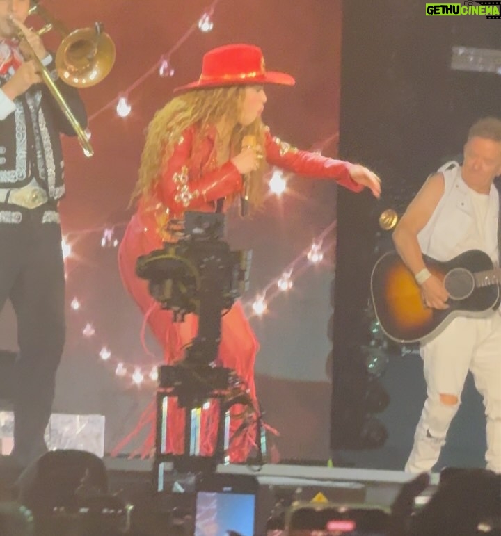 Lucila Vit - 12.4K Likes - Nunca pensé que iba a decir esto, pero… Caminé con Shakira! Yo tratando de actuar normal mientras por dentro gritaba: “ESTO ESTÁ PASANDO DE VERDAD?”
Fue como un sueño adolescente hecho realidad. Te juro que si mi yo de 15 años me viera, se desmaya con coreografía incluida. Todavía no lo supero…
Ahora contame vos: Con qué artista te morirías de emoción si te tocara caminar, bailar o simplemente respirar el mismo aire? Te leo, y si coincidimos, armamos club de fans 😜
@sonymusicchile #ShakiraXSony