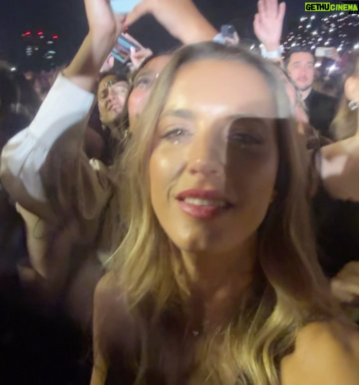Lucila Vit - 12.4K Likes - Nunca pensé que iba a decir esto, pero… Caminé con Shakira! Yo tratando de actuar normal mientras por dentro gritaba: “ESTO ESTÁ PASANDO DE VERDAD?”
Fue como un sueño adolescente hecho realidad. Te juro que si mi yo de 15 años me viera, se desmaya con coreografía incluida. Todavía no lo supero…
Ahora contame vos: Con qué artista te morirías de emoción si te tocara caminar, bailar o simplemente respirar el mismo aire? Te leo, y si coincidimos, armamos club de fans 😜
@sonymusicchile #ShakiraXSony