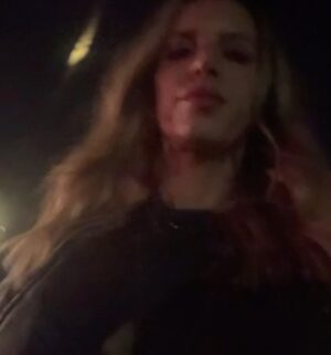 Lucila Vit Instagram - Nunca pensé que iba a decir esto, pero… Caminé con Shakira! Yo tratando de actuar normal mientras por dentro gritaba: “ESTO ESTÁ PASANDO DE VERDAD?”
Fue como un sueño adolescente hecho realidad. Te juro que si mi yo de 15 años me viera, se desmaya con coreografía incluida. Todavía no lo supero…
Ahora contame vos: Con qué artista te morirías de emoción si te tocara caminar, bailar o simplemente respirar el mismo aire? Te leo, y si coincidimos, armamos club de fans 😜

@sonymusicchile #ShakiraXSony