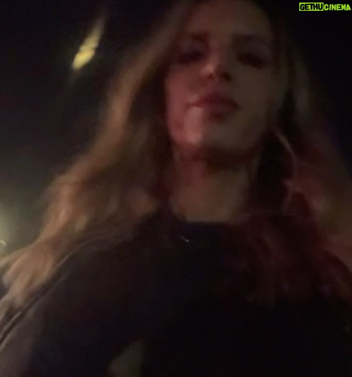 Lucila Vit - 12.4K Likes - Nunca pensé que iba a decir esto, pero… Caminé con Shakira! Yo tratando de actuar normal mientras por dentro gritaba: “ESTO ESTÁ PASANDO DE VERDAD?”
Fue como un sueño adolescente hecho realidad. Te juro que si mi yo de 15 años me viera, se desmaya con coreografía incluida. Todavía no lo supero…
Ahora contame vos: Con qué artista te morirías de emoción si te tocara caminar, bailar o simplemente respirar el mismo aire? Te leo, y si coincidimos, armamos club de fans 😜
@sonymusicchile #ShakiraXSony