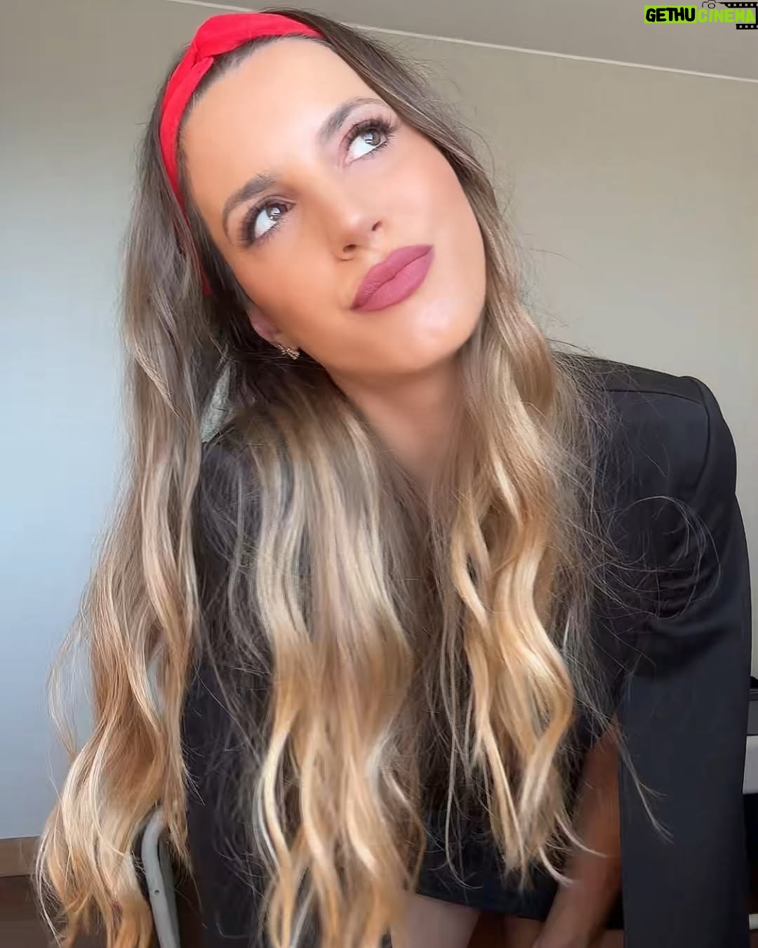 Lucila Vit - 9.2K Likes - Parece increíble que ya han pasado tantos años desde mi llegada a esta hermosa tierra chilena. Recuerdo a esa joven soñadora que bajó de un bus con solo dos monedas en el bolsillo y una maleta repleta de ilusiones... Hoy, esa niña perdida es una mujer que ha visto muchos de esos sueños hacerse realidad.
No tengo más que palabras de gratitud para este país que me recibió con los brazos abiertos, y que me sigue regalando oportunidades y alegrías día a día.
¡Felices fiestas patrias, querido Chile! Gracias por tanto 🇨🇱❤️
#chile #argentina #fiestas #fiesta #party #fiestaspatrias #fiestaspatriaschile #instagram