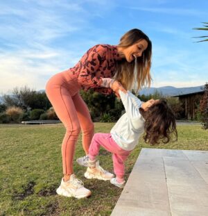 Lucila Vit Instagram - Love is in the air 💓

(Me preguntaron muchísimo por mi outfit, todo es de @reebokchile 😜)

#mom #love #pure #amor #instagram #real #maternity #hija