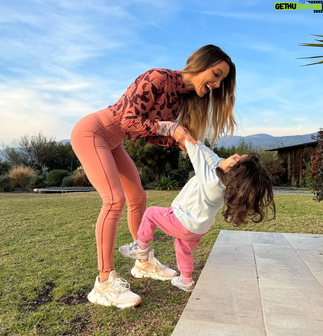 Lucila Vit - 8.8K Likes - Love is in the air 💓
(Me preguntaron muchísimo por mi outfit, todo es de @reebokchile 😜)
#mom #love #pure #amor #instagram #real #maternity #hija