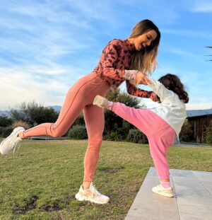 Lucila Vit Instagram - Love is in the air 💓

(Me preguntaron muchísimo por mi outfit, todo es de @reebokchile 😜)

#mom #love #pure #amor #instagram #real #maternity #hija
