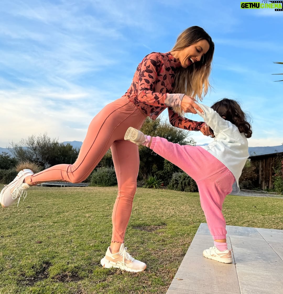 Lucila Vit - 8.8K Likes - Love is in the air 💓
(Me preguntaron muchísimo por mi outfit, todo es de @reebokchile 😜)
#mom #love #pure #amor #instagram #real #maternity #hija