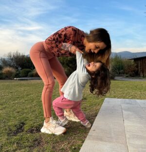 Lucila Vit Instagram - Love is in the air 💓

(Me preguntaron muchísimo por mi outfit, todo es de @reebokchile 😜)

#mom #love #pure #amor #instagram #real #maternity #hija