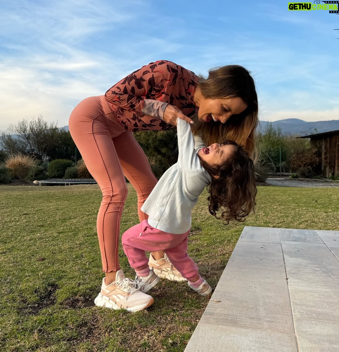 Lucila Vit - 8.8K Likes - Love is in the air 💓
(Me preguntaron muchísimo por mi outfit, todo es de @reebokchile 😜)
#mom #love #pure #amor #instagram #real #maternity #hija