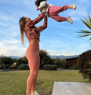 Lucila Vit Instagram - Love is in the air 💓

(Me preguntaron muchísimo por mi outfit, todo es de @reebokchile 😜)

#mom #love #pure #amor #instagram #real #maternity #hija