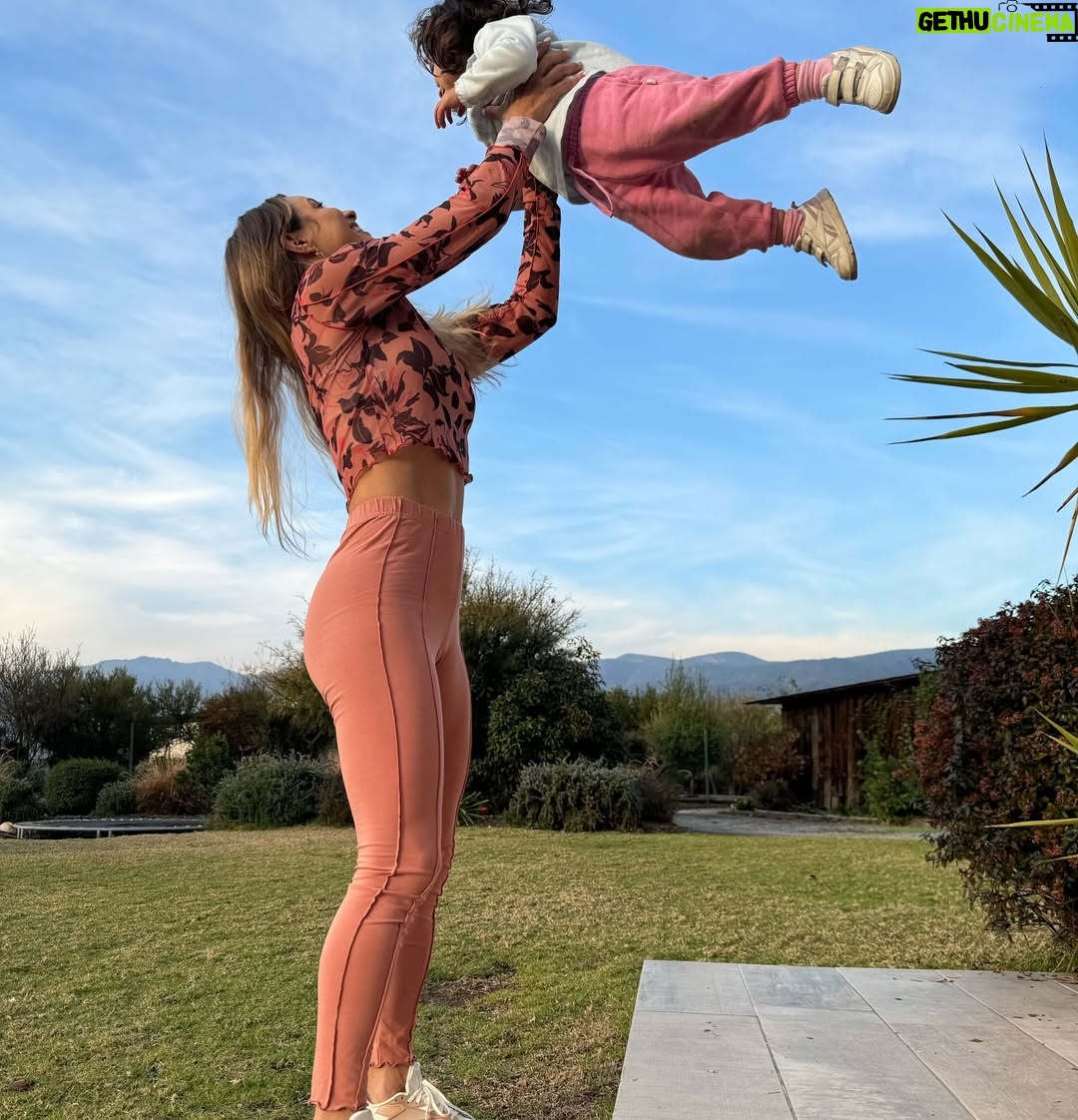 Lucila Vit - 8.8K Likes - Love is in the air 💓
(Me preguntaron muchísimo por mi outfit, todo es de @reebokchile 😜)
#mom #love #pure #amor #instagram #real #maternity #hija