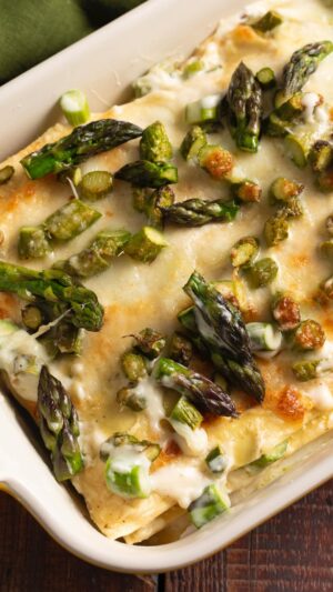 Ludovica Gargari Instagram - Lasagne   asparagi = successo assicurato!😍💚 Perfette per la stagione, profumate e golosissime, queste lasagne della nostra Resident Chef creator @lulugargari vi faranno impazzire dalla bontà😋✨ @giallozafferano 

Ingredienti:
700 g asparagi
Olio d’oliva q.b.
Sale fino q.b.

Per le lasagne:
300 g foglie sottili pronte per lasagne
200 g mozzarella fiordi latte 
100 g formaggio grattugiato

Per la besciamella:
1 l latte
60 g burro
40 g farina
Timo q.b. 
1 cucchiaino di sale fino
Noce moscata q.b.

Iniziate facendo un roux con burro e farina poi aggiungi latte noce moscata, timo e sale. Portate a bollore e fate addensare.
Tagliate gli asparagi a pezzetti e cuoceteli 10 minuti in padella con olio e sale, mettendo prima i gambi e poi le cimette.
Componete la lasagna mettendo la besciamella sul fondo, le sfoglie di lasagna, altra besciamella, gli asparagi, la mozzarella e il formaggio grattugiato. Cosi fino a finire gli strati. Cuocete a 180 gradi in forno statico per 20 min (gli ultimi 5 minuti con grill a 200 gradi) e... Buon appetito!😋

#giallozafferano #gz #lasagna #asparagi #besciamella #foodvibes