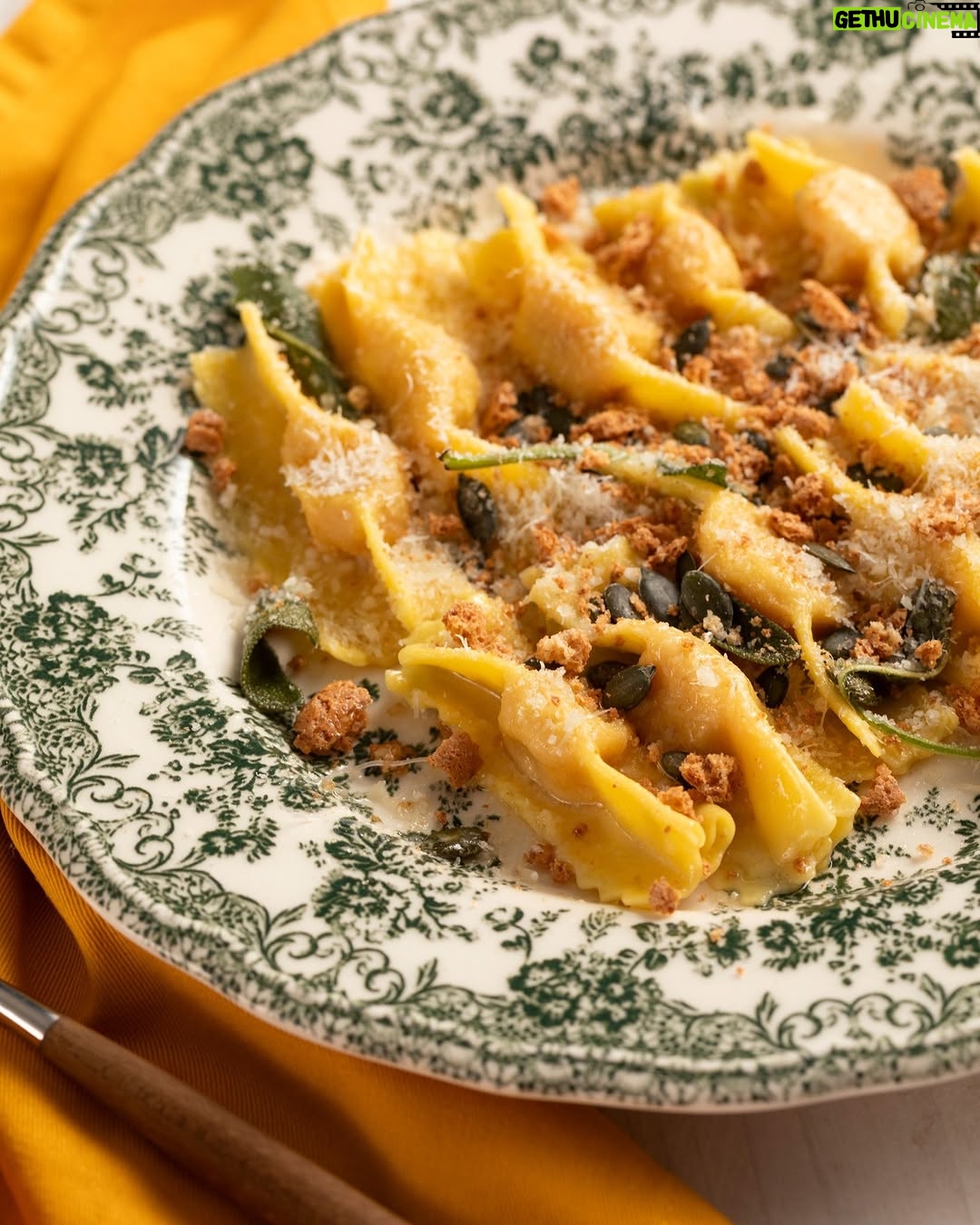 Ludovica Gargari - 6.3K Likes - 🍝Il piatto vincente di... @giacomogentili_ , atleta della nazionale italiana di canottaggio, campione mondiale, europeo e argento olimpico🏅😍! Tortelli con zucca, un piatto tradizionale unico!🤤 Ps: anche se la zucca non è di stagione, per noi la tradizione vince su tutto🧡🍽️ @lulugargari @giallozafferano
Ingredienti:
Farina 0 360 g
Uova 4
Zucca delica 500 g
Mostarda mantovana di mele 50 g
Parmigiano Reggiano DOP 50 g
Amaretti 25 g
Scorza di limone ½
Noce moscata q.b.
Sale fino q.b.
Pepe nero q.b.
Burro q.b.
Salvia q.b.
Formaggio grattuggiato q.b.
Amaretti secchi q.b.
Semi di zucca sgusciati q.b.
Pulite la zucca eliminando la buccia, e ricavate dei pezzi della stessa grandezza così da uniformare la cottura. Disponetela su una leccarda foderata con carta forno e cuocete in forno statico preriscaldato a 170° per circa 20-30 minuti. Una volta cotta, schiacciatela ancora calda con uno schiacciapatate e aggiungete gli amaretti ridotti in polvere. Unite la mostarda tritata, il formaggio grattugiato e la scorza di limone. Infine, aromatizzate con noce moscata, sale e pepe. Mescolate fino ad ottenere un composto asciutto e compatto. Versate la farina su una spianatoia e formate un buco al centro, poi versate le uova leggermente sbattute e un pizzico di sale. Iniziate a raccogliere la farina dai lati con la forchetta e a portarla verso il centro. Quando il composto inizierà a diventare più consistente, continuate ad impastare per circa 5 minuti. Formate un panetto, avvolgetelo nella pellicola e fate riposare in frigorifero per 30 minuti. Appiattite il panetto con le mani, infarinatelo e passatelo nella macchina tirapasta per ottenere una sfoglia sottile passandola ripetutamente. Dividete la sfoglia in quadrati di 5-6 cm di lato utilizzando una rotella dentellata. Farcite con un po' di ripieno. Richiudete i tortelli ripiegandoli a metà e premete bene con le dita lungo i lati per sigillarli. Portate a bollore una pentola, mentre in una padella fate sciogliere il burro con qualche foglia di salvia.
#giallozafferano #gz #atleti #giacomogentili #tortelli #zucca