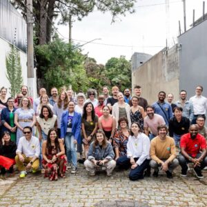 Luisa Neubauer Instagram - Eine Woche zwischen Strategien gegen Autoritarismus und dem besten Zitronenkuchen der Welt (unexpected, pic 6), habe von Menschen aus Chile, Ungarn, Thailand, Tanzania, Slowenien, Frankreich, Brasilien usw. usw. gelernt, wie sie sich gegen Rechtsradikalismus, Klimazerstörung und Propaganda wehren, habe exakt zwei (2) Worte brasilianisch gelernt (cerveja, Bier / transiçãd energética, Energiewende), bin so inspiriert und overwhelmed wie und wo sich Menschen überall einsetzten, wie sie kreativ werden und dabei so lustig (?) bleiben („you need to see it from the bright side - we get jailed, but at least we don’t get shot“), dort wo es gerade alles dunkel wird sagt man nicht „wir wollen gewinnen“, man sagt „wir müssen gewinnen“, und das kann alles verändern. 

Ich werde viel gefragt „wo denn die Bewegungen sind“, sei es Klimabewegung oder anti-Trump Bewegung in den USA, und mehr denn je weiß ich: die Bewegungen sind da. Und wer sie nicht auf den ersten Blick sieht, der muss vielleicht einmal nachgucken gehen. Hoffnung heist nicht alles wird gut. Hoffnung heist wir geben alles, damit es besser werden kann. Und das fängt oft damit an, genau hinzugucken. Jetzt geht es weiter (auch im Kampf gegen Mücken und „diverse“ tropische Krankheiten 🫠, falls das meine Mutter liest, „ja, ich passe auf“), sende Hugs und Hoffnung ♥️