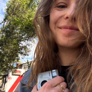 Luisa Neubauer Instagram - Eine Woche zwischen Strategien gegen Autoritarismus und dem besten Zitronenkuchen der Welt (unexpected, pic 6), habe von Menschen aus Chile, Ungarn, Thailand, Tanzania, Slowenien, Frankreich, Brasilien usw. usw. gelernt, wie sie sich gegen Rechtsradikalismus, Klimazerstörung und Propaganda wehren, habe exakt zwei (2) Worte brasilianisch gelernt (cerveja, Bier / transiçãd energética, Energiewende), bin so inspiriert und overwhelmed wie und wo sich Menschen überall einsetzten, wie sie kreativ werden und dabei so lustig (?) bleiben („you need to see it from the bright side - we get jailed, but at least we don’t get shot“), dort wo es gerade alles dunkel wird sagt man nicht „wir wollen gewinnen“, man sagt „wir müssen gewinnen“, und das kann alles verändern. 

Ich werde viel gefragt „wo denn die Bewegungen sind“, sei es Klimabewegung oder anti-Trump Bewegung in den USA, und mehr denn je weiß ich: die Bewegungen sind da. Und wer sie nicht auf den ersten Blick sieht, der muss vielleicht einmal nachgucken gehen. Hoffnung heist nicht alles wird gut. Hoffnung heist wir geben alles, damit es besser werden kann. Und das fängt oft damit an, genau hinzugucken. Jetzt geht es weiter (auch im Kampf gegen Mücken und „diverse“ tropische Krankheiten 🫠, falls das meine Mutter liest, „ja, ich passe auf“), sende Hugs und Hoffnung ♥️