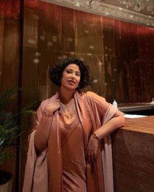 Lulowa Al-Mulla Instagram - Busy being a rose 🥀
.
Dress by @styleddbyzz
