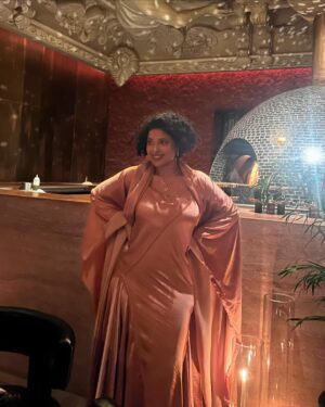 Lulowa Al-Mulla Instagram - Busy being a rose 🥀
.
Dress by @styleddbyzz
