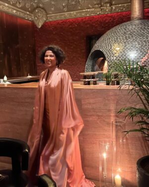 Lulowa Al-Mulla Instagram - Busy being a rose 🥀
.
Dress by @styleddbyzz