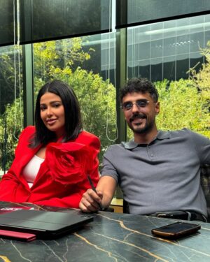 Lulowa Al-Mulla Instagram - الشهر اللي طاف ✨
……………………….
ويهج لما تحطين ماسكارا 😦
انا وخديجة 🫶🏼
انا مع يوسف البلوشي بلوكيشن فاشينستا ( OSN ) 💃🏻
لوحة شفتها وحسيتها تشابهني وصورتها 🤡
