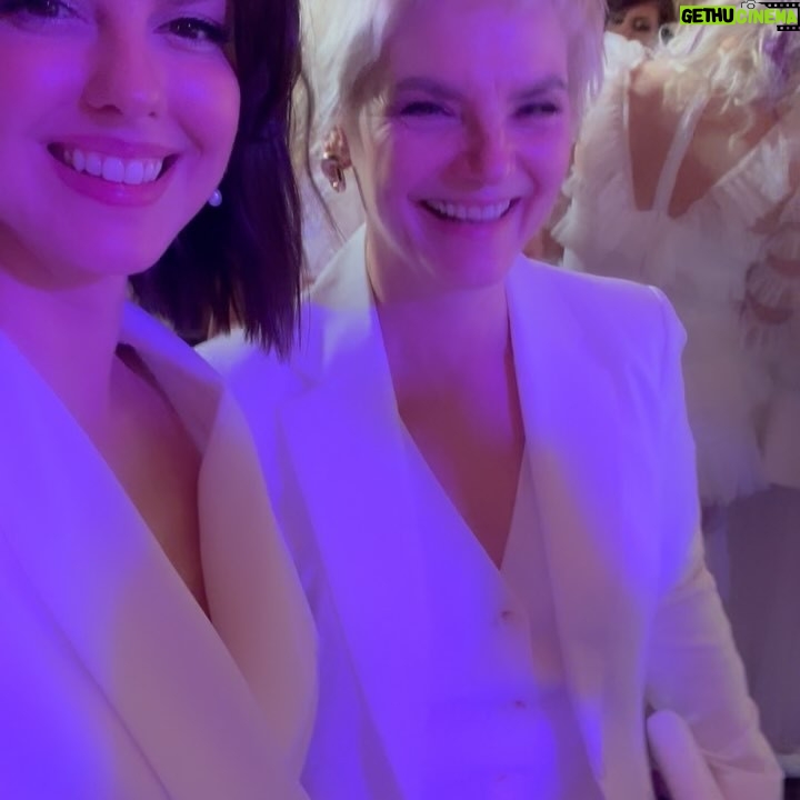 Lyanka Gryu - 3.2K Likes - 🤍Белая вечеринка @kino_reporter в рамках кинофестиваля ММКФ стала уже многолетней традицией
Неформальная и легкая атмосфера, награждение ярких и подающих надежды артистов, общение с друзьями.
Спасибо за праздник @kino_reporter @marialemesheva_official
Костюм @alexandraserova.official
Салон @fendrybar