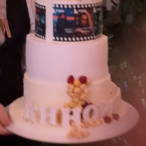 Lyanka Gryu Instagram - 🤍Белая вечеринка @kino_reporter в рамках кинофестиваля ММКФ стала уже многолетней традицией 

Неформальная и легкая атмосфера, награждение ярких и подающих надежды артистов, общение с друзьями. 

Спасибо за праздник @kino_reporter @marialemesheva_official 

Костюм @alexandraserova.official 
Салон @fendrybar