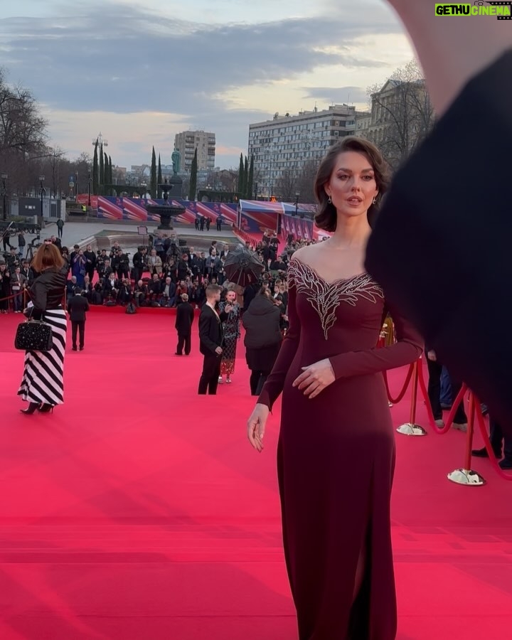 Lyanka Gryu - 3.7K Likes - Торжественное открытые 47 ММКФ ❤️
Как вам мой образ?
Роскошное платье от @alenaakhmadullina_store было сшито специально для этого вечера.
Историю его создания я расскажу позже.
Макияж: @rbg.ru @myltusova_kate
Укладка: @alteregoitaly.ru @nastasiyaluck
Салон: @salondolores
Платье @alenaakhmadullina_store
Украшения @mercury_russia