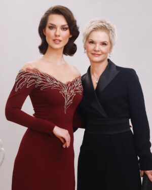Lyanka Gryu Instagram - Вчера прошла церемония открытия 47 московского международного кинофестиваля в Москве. 

Много красоты было в этот прекрасный вечер и много заботы вложено командой для достижения безупречности вечера! 

Вот несколько кадров из beauty studio перед выходом на красную дорожку c @stellailnitsky 

Платье @alenaakhmadullina_store 
Макияж: @rbg.ru @myltusova_kate 
Укладка: @alteregoitaly.ru @nastasiyaluck
Фото: @daryaorlova 
Салон: @salondolores