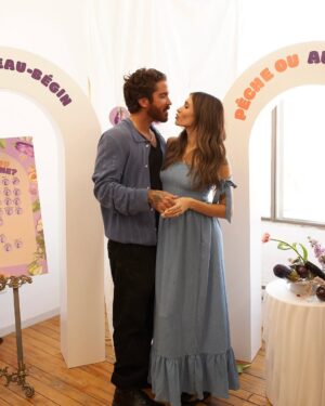 Lysandre Nadeau Instagram - PÊCHE OU AUBERGINE? 🍑🍆 
IT’S A… 🤍

Une journée absolument parfaite, comme dans un rêve.

Rien de tout ça n’aurait été possible sans @pknik.ca qui a tout planifié et décoré avec une attention aux détails incroyable.

Merci du fond du cœur à :
@cliniqueprenato, grâce à qui on a su le sexe de bébé
@lerev.ca pour la salle magnifique
@rhits.creative.catering pour le festin
@alafraise.official pour le bar à fraises qui a volé la vedette
@miettes.confettis pour le gâteau trop beau pour être mangé
@djwiremtl pour l’ambiance musicale
et bien sûr @emihebert, qui a capté chaque instant avec tant de douceur.

Voir autant de mes humains préférés, réunis dans ce contexte… c’était tout aussi magique que la première fois.
Je clignais des yeux plus vite, comme si ça allait me permettre de ressentir plus fort chaque seconde.

On est aux anges. 
Merci mille fois encore
