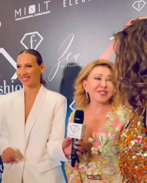 Lyubov Uspenskaya Instagram - Вчера получили огромное удовольствие,побывав на премии «100самых стильных» ,где моя дочь @pacha_tati ❤️прочла стих-откровение,который тронул до слез.Было очень приятно получить подарки  от @fashiontv_ru @maria_ost @antongormakh  и других компаний,с прошедшим Днем рожденья.