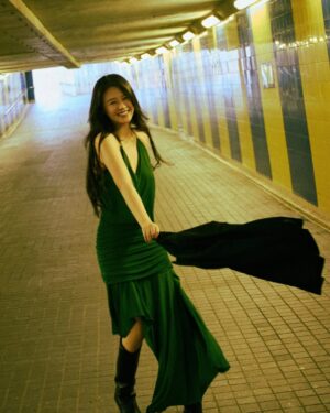 Ma Sichun Instagram - 流动的香港，跳跃的我。
one day in Hongkong.
