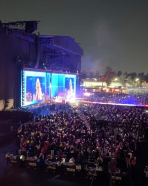 Macarena Achaga Instagram - cante todos tus discos de niña y fui rockera por ti 🥹 no puedo creer que por fin nos conocimos @shakira que humano tan hermoso y tan trabajador eres! me llena de orgullo y admiración haberte visto brillar anoche frente a 65mil personas todas con el corazón en la mano y la voz ronca esta mañana! gracias por recibirnos con tanto amor ♥️ vaya grupo espectacular que se armó anoche @jessicaalba @carlosericlopez @adelareguera @juanpazurita @gretaelizondo @rooquijano @esmepimentel y tantas personitas más que quiero tanto! 

un día lleno de emociones aunque salí con la misma cara de 😉 en todas mis fotos :,)
♥️ gracias gracias gracias 

pd me puse la faldita de mi colección para @etam_mx