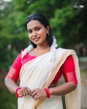 Madhu Meetha Instagram - Onam Ashamsakal🌸
.
.
#instagram #instadaily #instagood #instalike #instamood #picture #photo #photooftheday #portraitphotography #onam #kerala #trending #saree