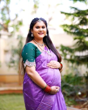 Madhu Reddy Instagram - Wtng for👩‍🍼
Without my permission don’t uplode my pix on youtube 🚨😡😡😡😡

Blouse : @pravallis_boutique 
Jewyalary: @suhaicollections 
#insta #instagram #instamusic #madhureddyofficial #maternity #pregnant #pregnantbelly #pregnancy #viral #viralpost #viralpost2025 #mother #motherdaughterlove #motheranddaughter #feed #reach #reachpost #happy #happybaby #pregnancylife #pregnancyphotoshoot #pregnancyglow #pregnancycravings #trending #trend #trendingsongs #reelitfeelit❤️❤️ #feelingloved❤️ #babybump #babybumpstyle
