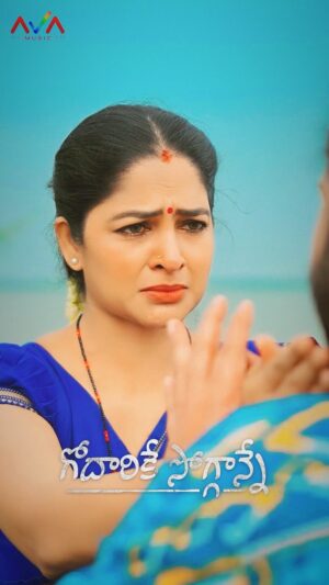 Madhumitha Instagram - Full song link in my bio👆🏻 #godarikesoggadne #sivabalaji #madhumitha #couple #sivamadhu