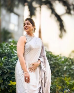 Madhurani Gokhale Instagram - True beauty in a Woman is reflected through her soul ….

Clicked by @classycaptures_ 
Styled by @srujana_by_ruttuja 
Jewellery @snehabrooch 

Managed by @soulfulanaya