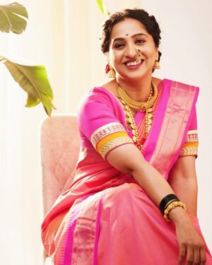 Madhurani Gokhale Instagram - Happy Diwali 🪔 to everyone..!!

Photography:  @vijaypowarphotography 
Make up hair @swatighodke_mua_official 

Thanks to : @oviimasale
