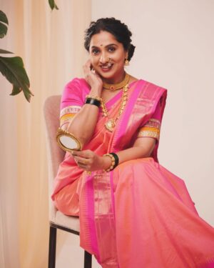 Madhurani Gokhale Instagram - Happy Diwali 🪔 to everyone..!!

Photography:  @vijaypowarphotography 
Make up hair @swatighodke_mua_official 

Thanks to : @oviimasale