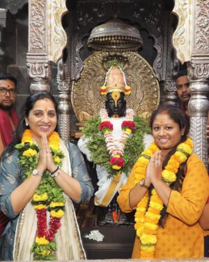 Madhurani Gokhale Instagram - सुंदर ते ध्यान उभे विटेवरी 
कर कटावरी ठेवोनिया ॥

अखेर दर्शन घडलं….अगदी शांत आणि निवांत…. ही त्याचीच योजना…।
अक्षरशः डोळ्याचं पारणं फिटलं… मन भरून आणि भारून गेलं… गदगदून रडू फुटेल की काय असंच झालं…!
आतून शांत शांत करत गेलं…. 
विठ्ठल विठ्ठल..!!!!

@saee_kulkarni_1997