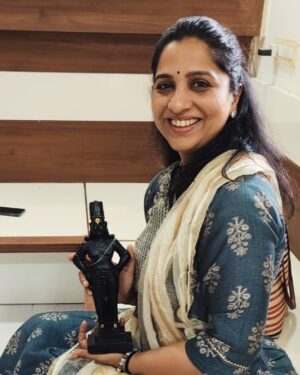 Madhurani Gokhale Instagram - सुंदर ते ध्यान उभे विटेवरी 
कर कटावरी ठेवोनिया ॥

अखेर दर्शन घडलं….अगदी शांत आणि निवांत…. ही त्याचीच योजना…।
अक्षरशः डोळ्याचं पारणं फिटलं… मन भरून आणि भारून गेलं… गदगदून रडू फुटेल की काय असंच झालं…!
आतून शांत शांत करत गेलं…. 
विठ्ठल विठ्ठल..!!!!

@saee_kulkarni_1997