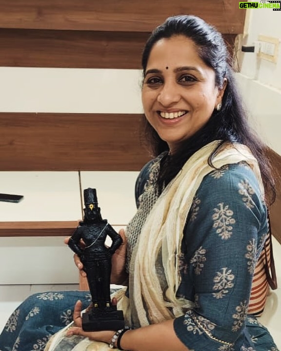 Madhurani Gokhale - 38.1K Likes - सुंदर ते ध्यान उभे विटेवरी
कर कटावरी ठेवोनिया ॥
अखेर दर्शन घडलं….अगदी शांत आणि निवांत…. ही त्याचीच योजना…।
अक्षरशः डोळ्याचं पारणं फिटलं… मन भरून आणि भारून गेलं… गदगदून रडू फुटेल की काय असंच झालं…!
आतून शांत शांत करत गेलं….
विठ्ठल विठ्ठल..!!!!
@saee_kulkarni_1997